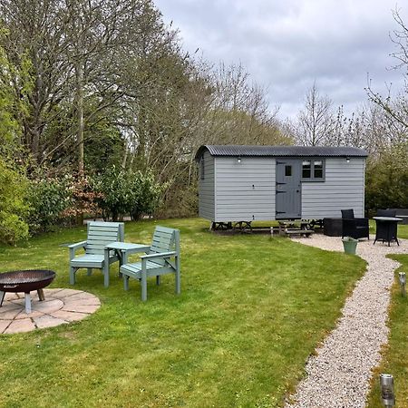 Greatwood Shepherds Hut Батъл Екстериор снимка