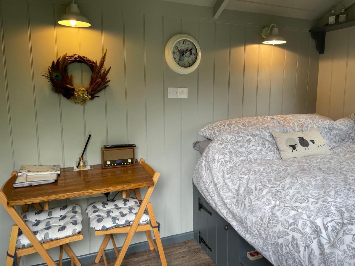 Greatwood Shepherds Hut Батъл Екстериор снимка