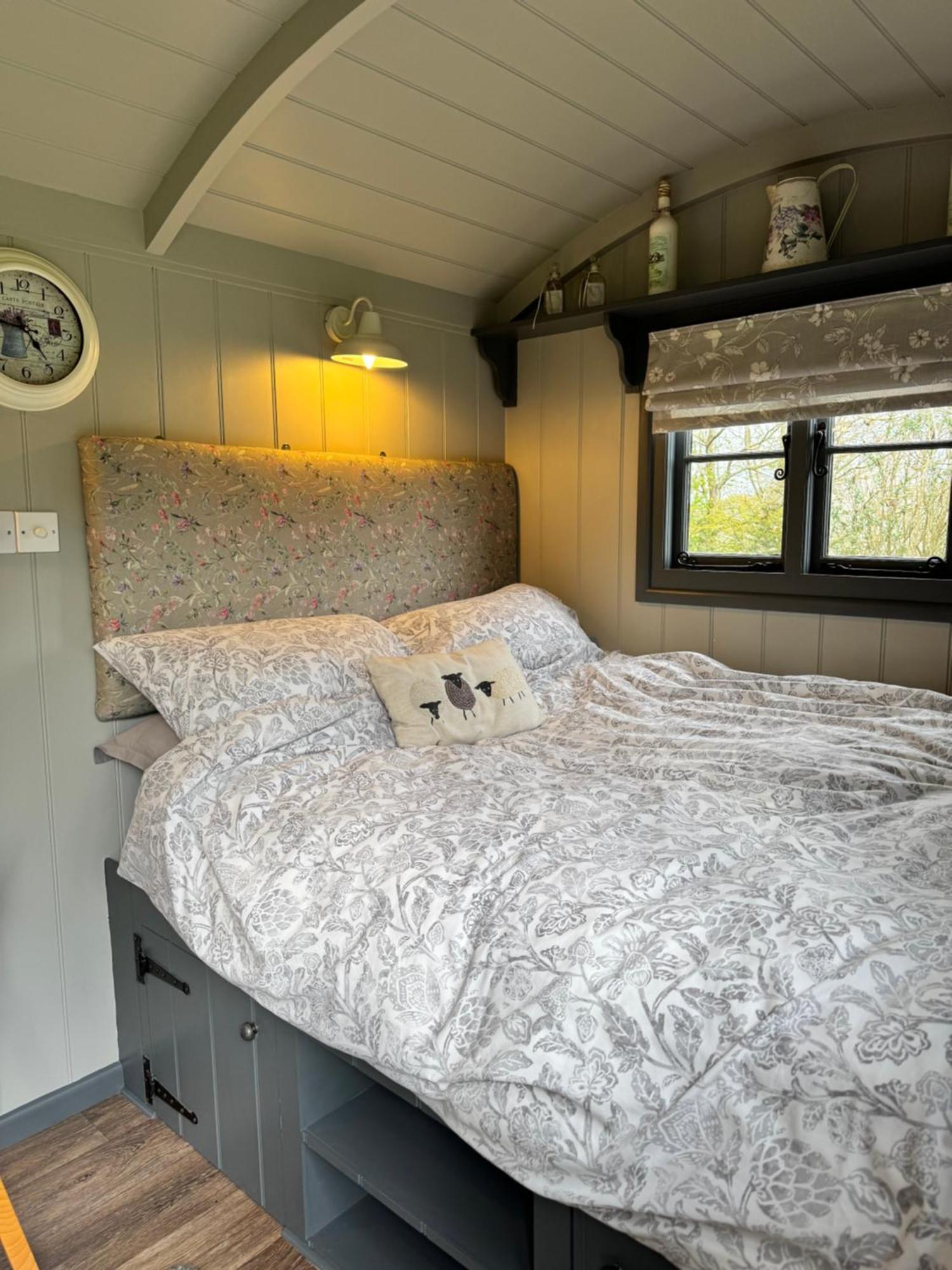 Greatwood Shepherds Hut Батъл Екстериор снимка